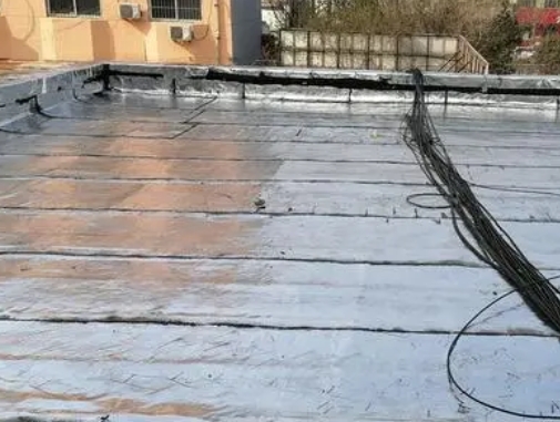 开封卫生间漏水维修公司分享下开封屋面楼顶防水刚性防水层施工要点。